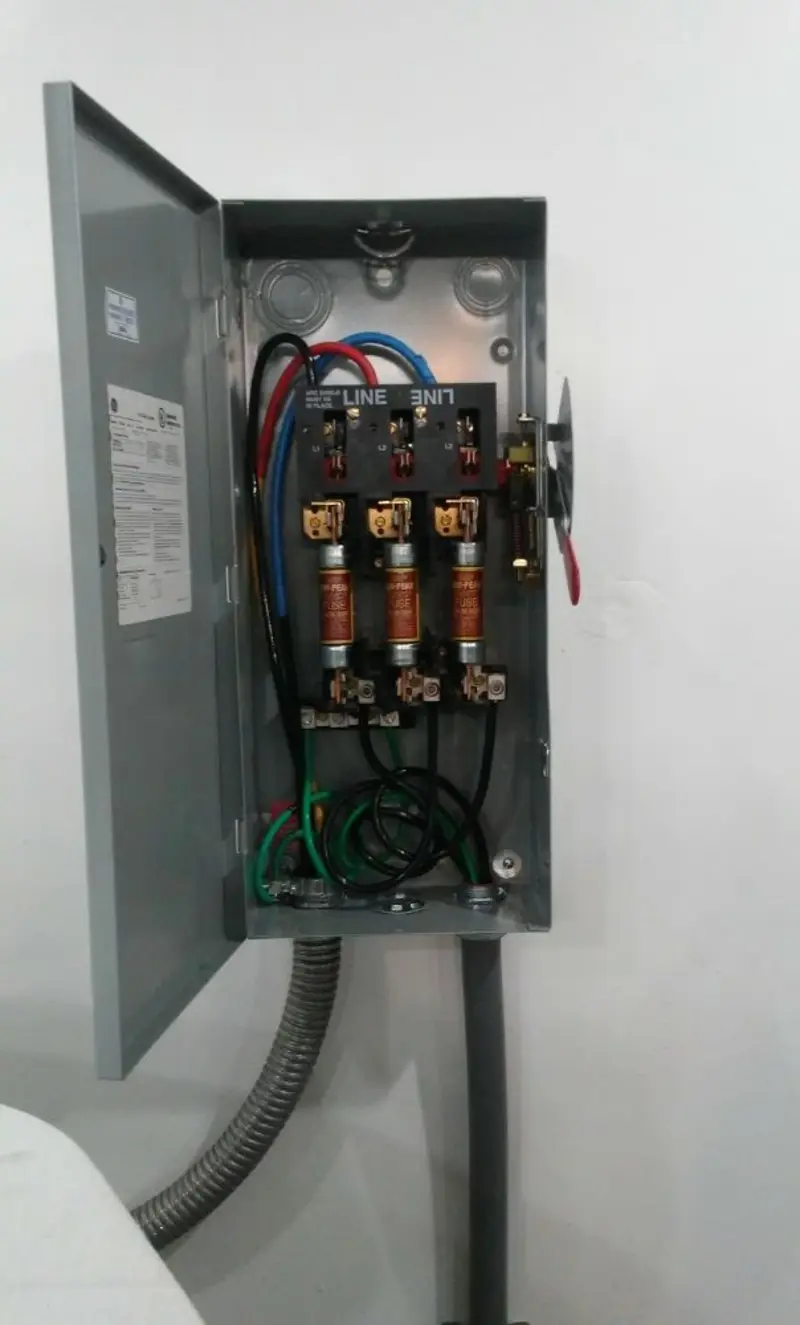 Three-phase disconnect switch installed for Smoke Detector Installation in La Feria